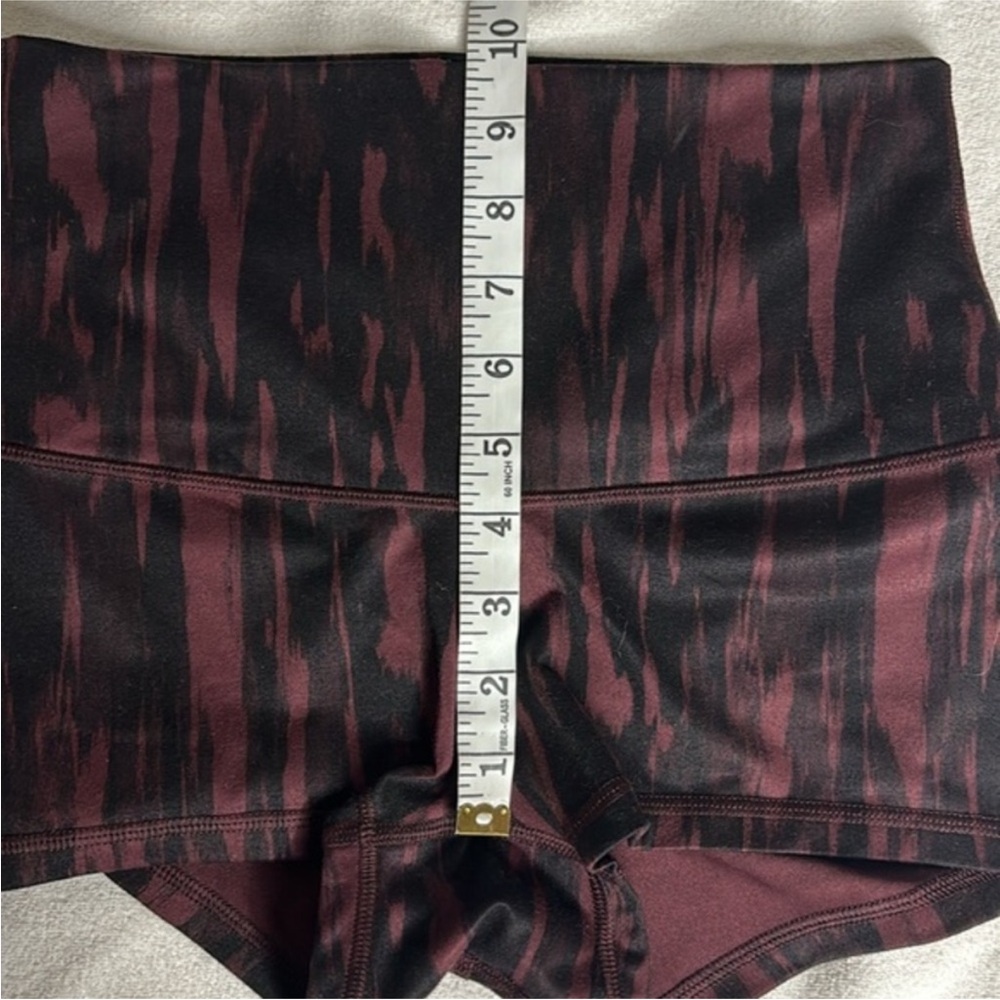 Lululemon Boogie Short Roll Down Painted Animal Bordeaux Drama Black Size 4 - Picture 9 of 9